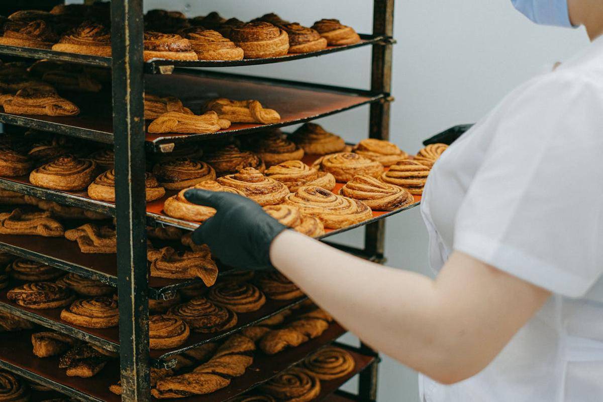 ilustrasi cinnamon rolls (pexels.com/Anna Shvets)